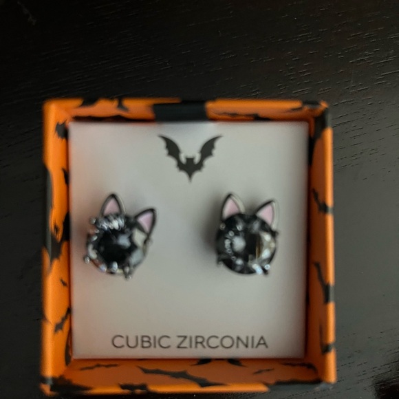 NIB Bella Jack Stud Earrings Hematite Tone Cat Head Black Cubic Zirconia Accent - Picture 2 of 7